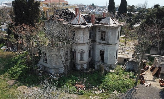 Tarihi köşk kaderine terk edildi!