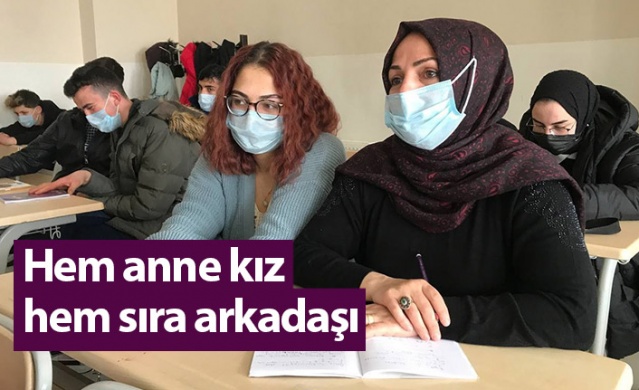 Bayburt'ta lise öğrencisi olan anne ve kızı derslere birlikte giriyor. Foto Haber