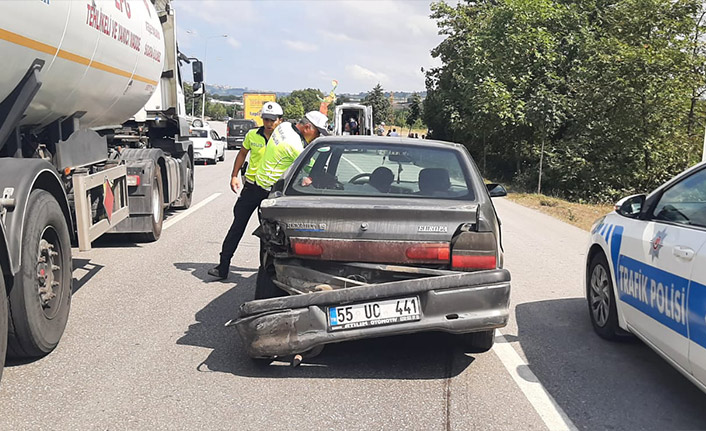 Çarpışan 2 araçtan biri devrildi 4 kişi ise yaralandı