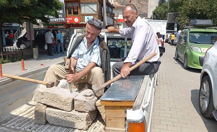 Sular altında kalacak olan ahır ve tarım arazileri için yürüdüler