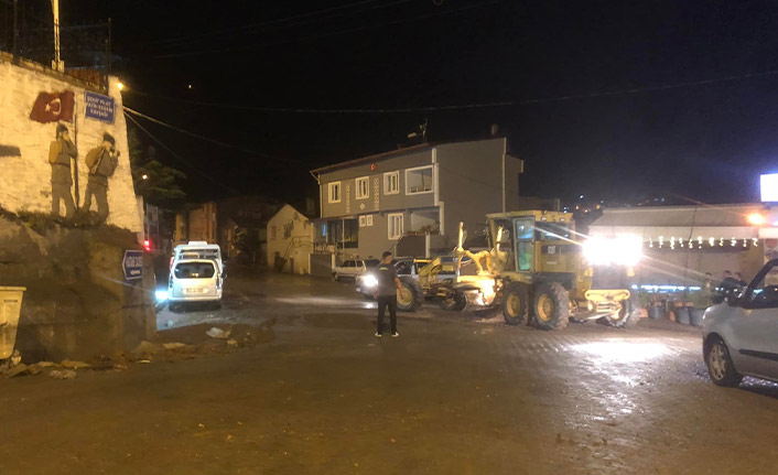 Artvin’de etkili olan sağanak yağış köy yolunu ulaşıma kapattı