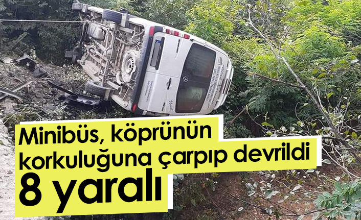 Minibüs, köprünün korkuluğuna çarpıp devrildi: 8 yaralı