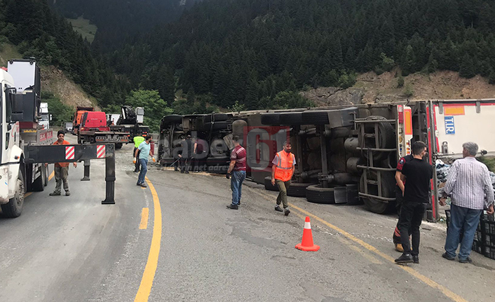 Trabzon’da Zigana’da tır devrildi! 1 kişi yaralandı. Video Haber