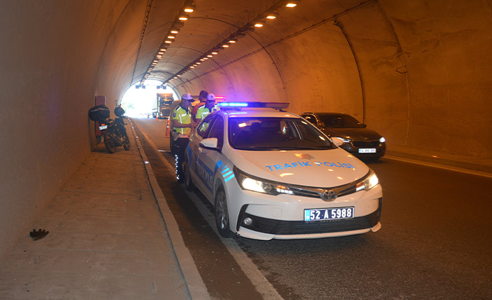 Ön lastiği patlayan motosiklet sürücüsü yaralandı