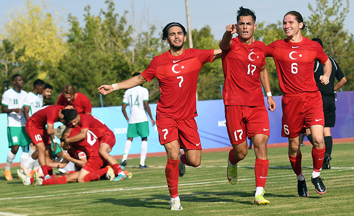 Futbolda şampiyon Türkiye! Trabzonsporlu oyuncu altın madalyayı boynuna taktı