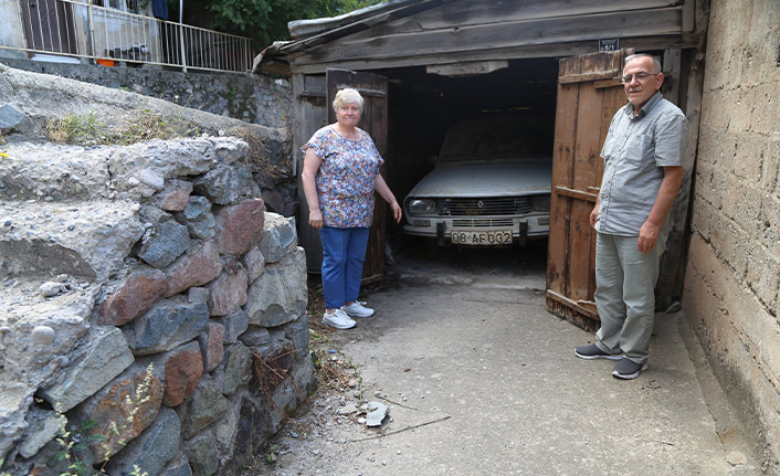 Eşinin hatırası otomobili 36 yıldır garajda saklıyor