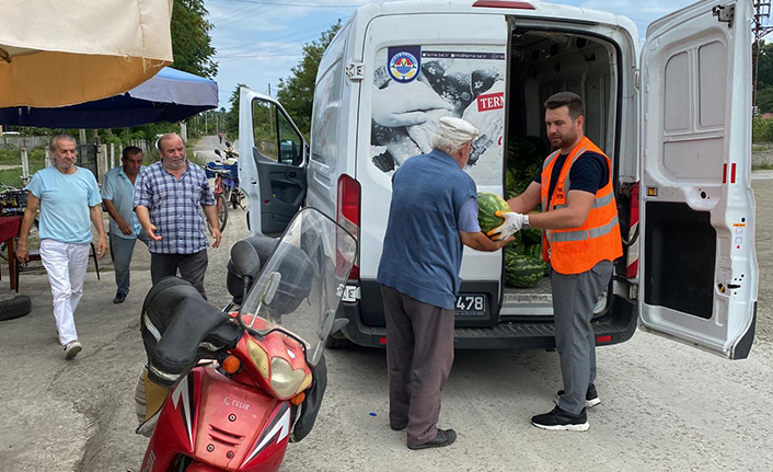 Samsun'da talep fazlası karpuz tarladan alınarak vatandaşlara ücretsiz dağıtıldı