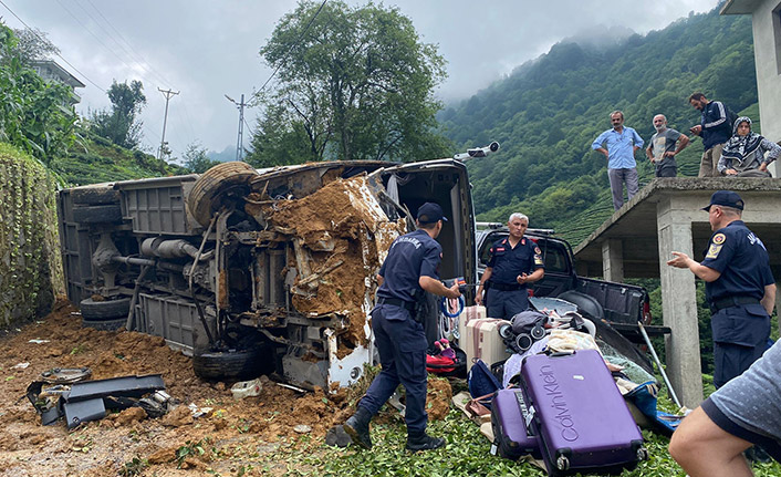 Rize’de Trabzon plakalı tur minibüsü devrildi: 24 yaralı