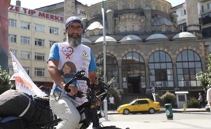 Organ ve kök hücre bekleyen çocuklar için kilometrelerce pedal çeviriyor