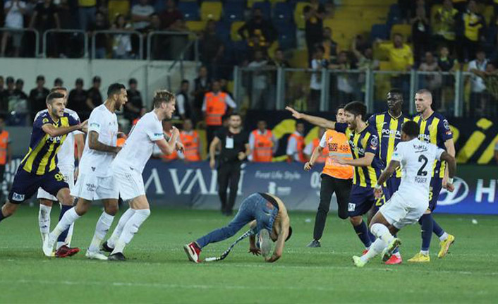 Ankaragücü - Beşiktaş maçında olay! Futbolculara saldırdı