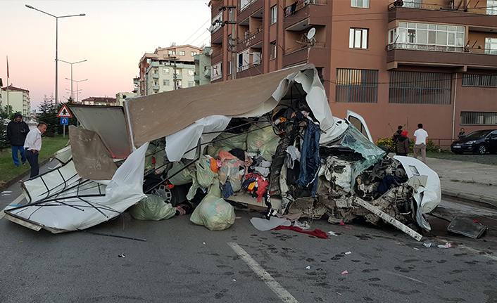 Elektrik direğine kamyonet çarptı! 1 ölü 1 yaralı