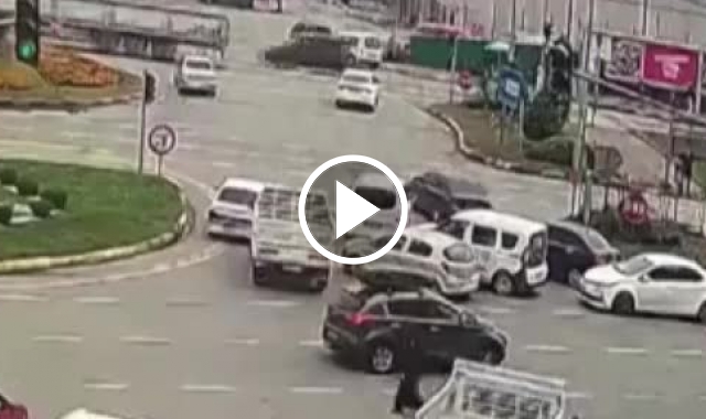 Trabzon'a gelirken otomobil çarptı! Havada takla attı. Video Haber