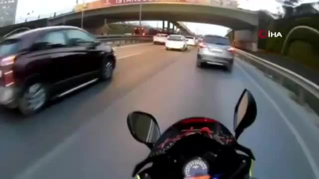 Motosikletli maganda mega kentte trafiği birbirine kattı