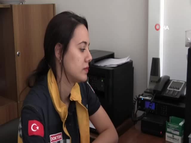 Anne kız aynı ambulansta bebeklerin hayatını kurtarıyor