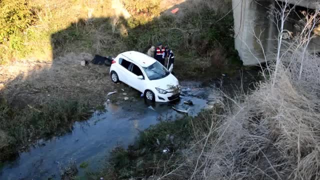 Dereye düşen otomobildeki 2 öğretmen ağır yaralandı