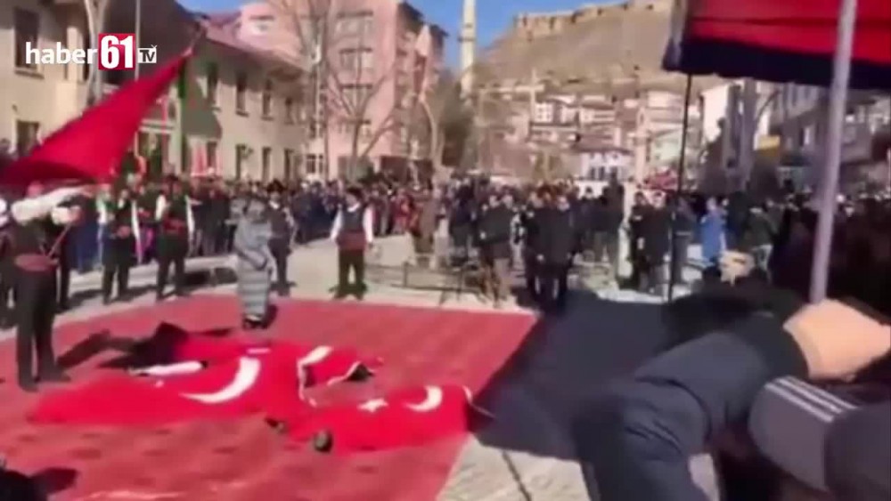 Istiklal marşında ayağa kalkmadılar