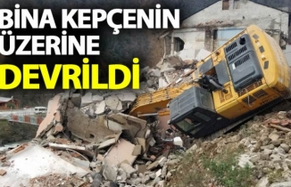 Bina kepçenin üzerine yıkıldı