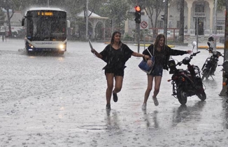 Isparta'da Sağnak Yağış Zor Anlar Yaşattı