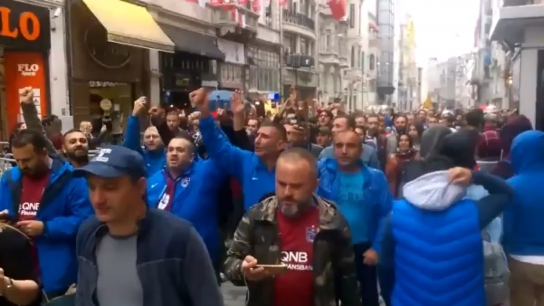 Trabzonspor taraftarı Vodafone Park'a İzmir Marşı eşliğinde gitti