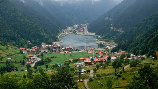 Uzungöl yüzbinlerce turisti ağırlıyor