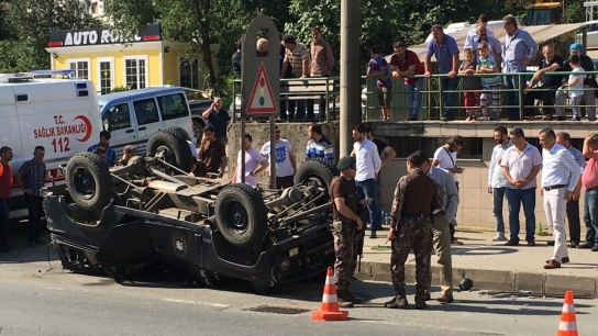 Trabzon'da PÖH aracı devrildi