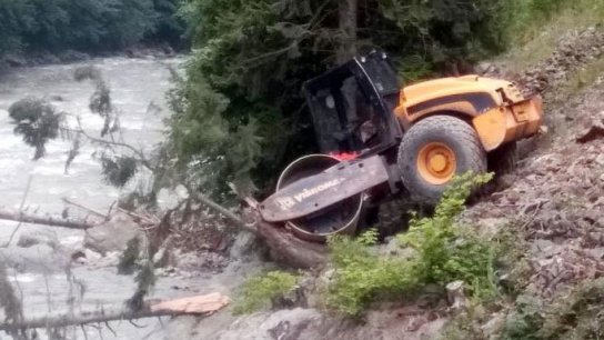 Giresun'da İş makinesi dereye yuvarlandı 1 ölü