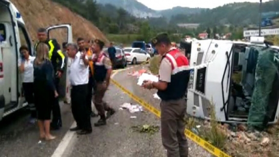 Turistleri taşıyan midibüs şarampole devrildi: Yaralılar var