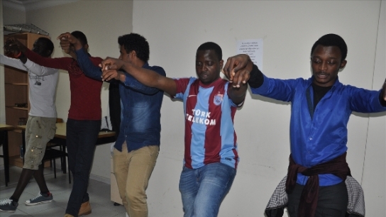 Afrika'dan geldiler Trabzon'da horonu öğrenciler