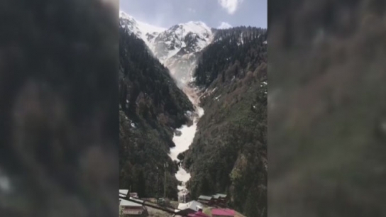 Rize'de çığ düşme anı böyle görüntülendi