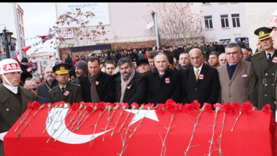 Şehidi binlerce kişi uğurladı