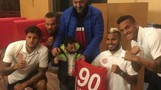 Köksal Baba Antalyasporlu futbolculara saldırdı