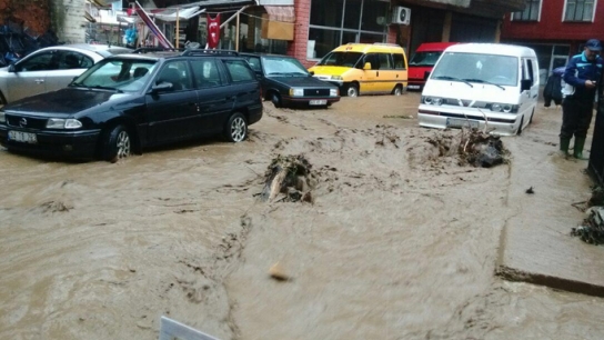 Beşikdüzü'nde sel böyle geldi