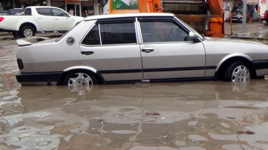 Kars'ta fırtına ve yağmur hayatı felç etti.