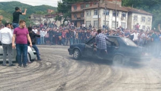 Drift yapan gençlerin tehlikeli şovu