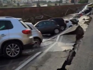 Yol çöktü, araçlar çukura düştü