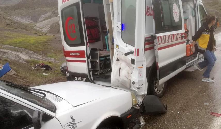 Gümüşhane'de kazaya müdahaleye giden ambulans ile otomobil çarpıştı!