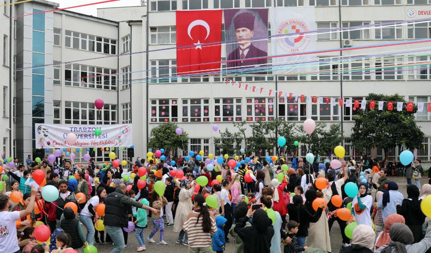 Trabzon Üniversitesi'nden depremzede çocuklara özel şenlik