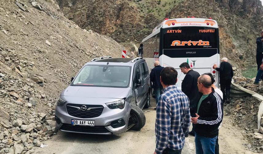 Artvin'de trafik kazası! İki otomobil çarpıştı