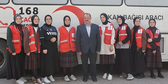 Trabzon'da öğrencilerden Kızılay'a kan bağışı için vatandaşlara çağrı