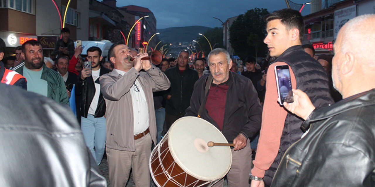 Bayburt'ta davul zurnalı seçim kutlaması