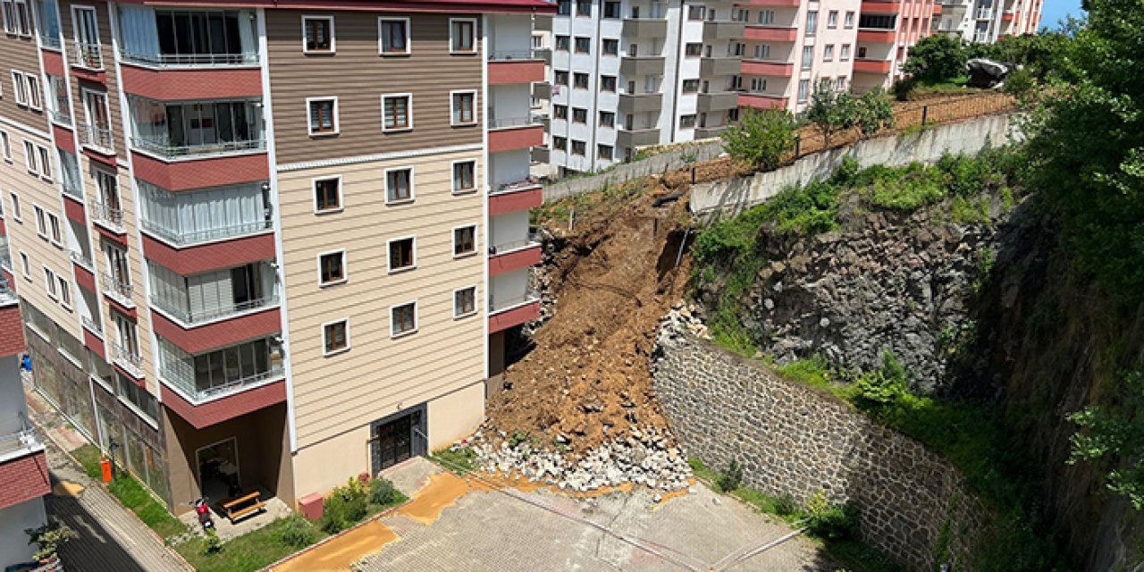 Trabzon'da sitenin istinat duvarı çöktü! Araçlar hasar gördü