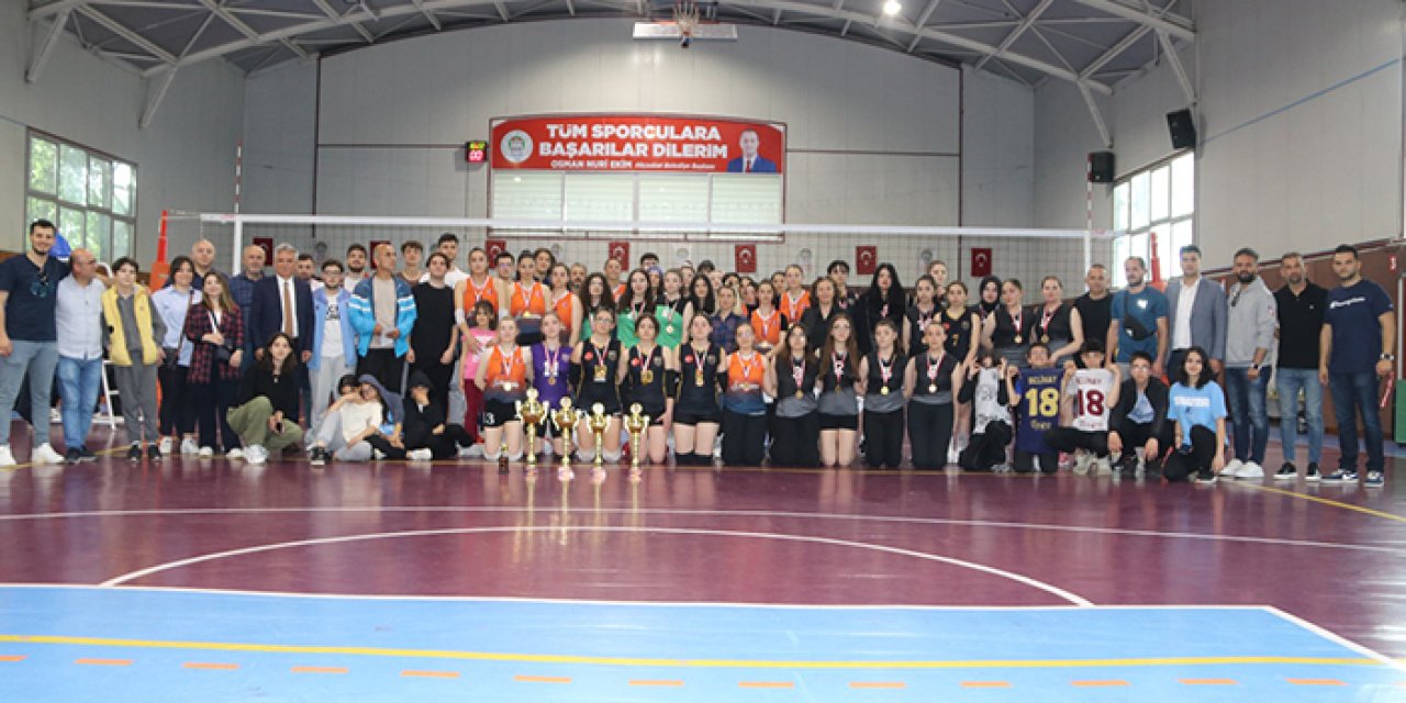 Trabzon'da liseler arası kadın voleybol turnuvası sona erdi