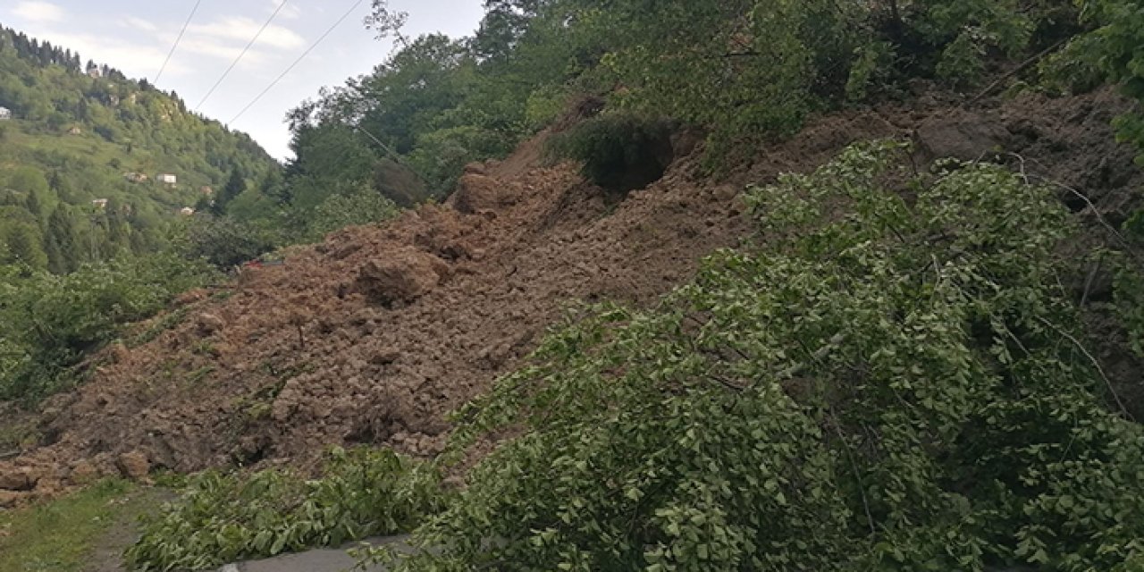 Trabzon'un Şalpazarı ilçesinde heyelan! Yol ulaşıma kapandı. 30 Mayıs 2023