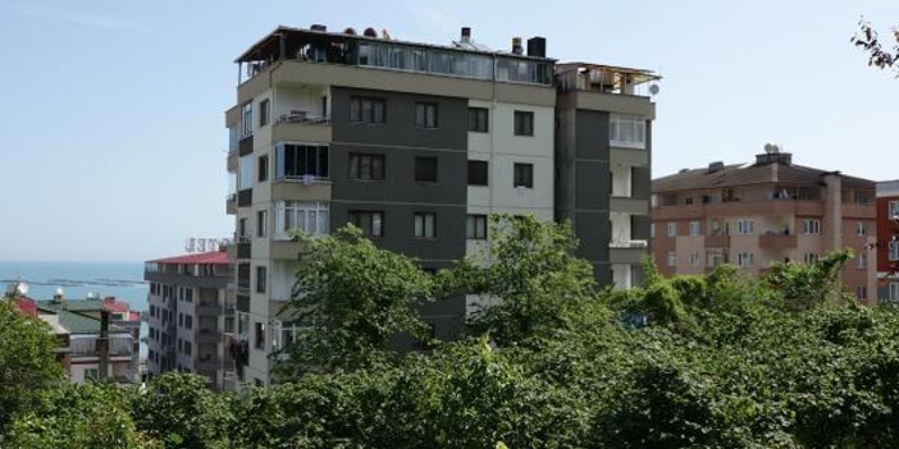 Trabzon'da yorgun mermi pencereyi deldi! Küçük çocuk ölümden döndü