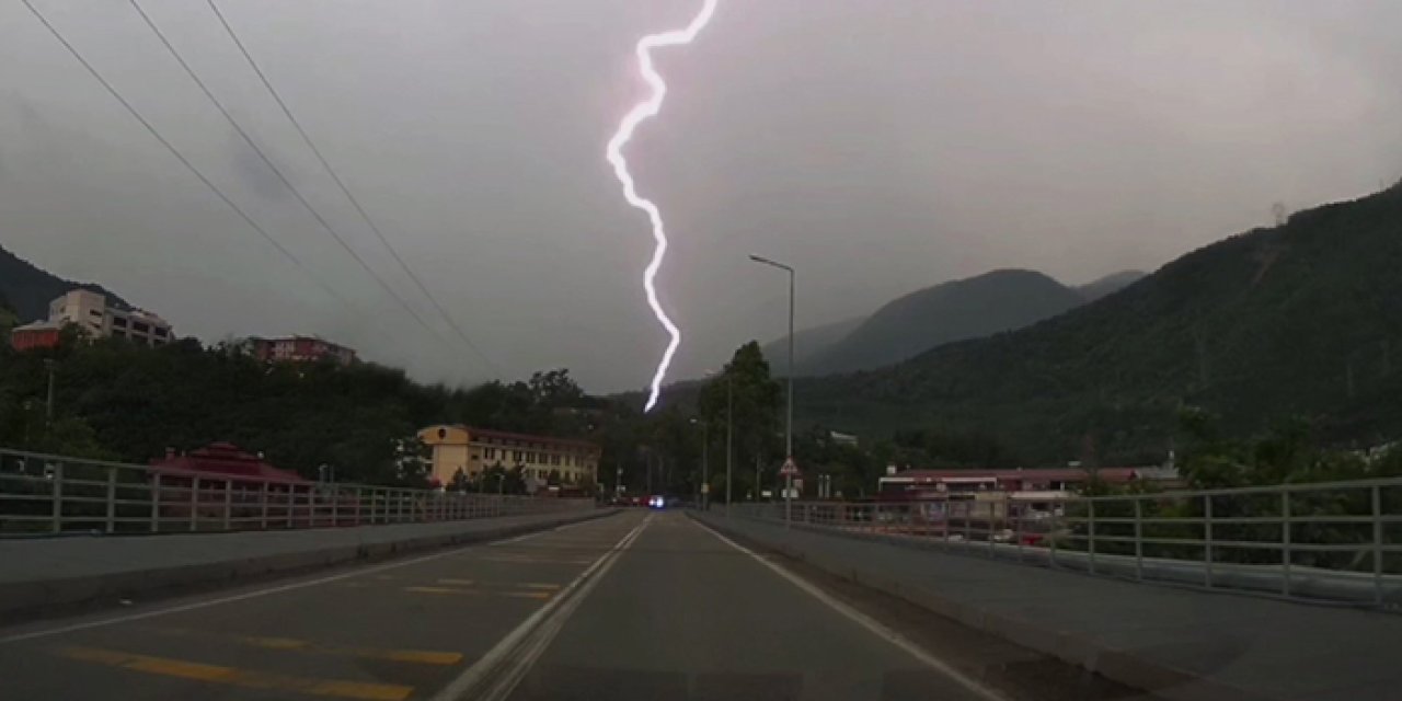 Artvin'de yıldırımın düşme anı araç kamerasına böyle yansıdı