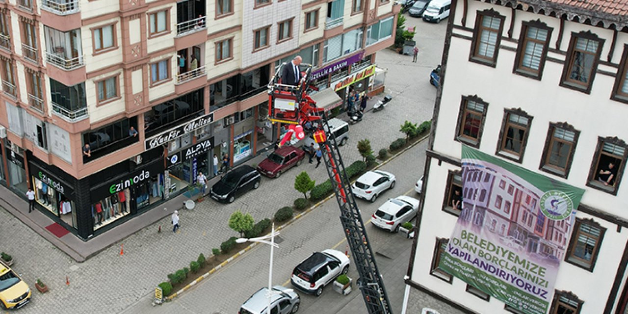 Rize'de bir garip olay! Belediye başkanı binaya 2. katın penceresinden girdi