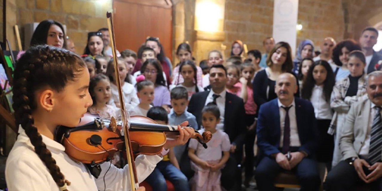 Bayburt'ta müzik dinletisi ve resim sergisine yoğun ilgi!