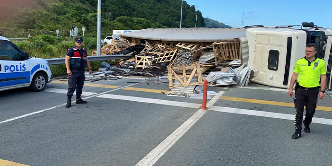 Artvin'de devrilen tır Karadeniz Sahil Yolu'nu ulaşıma kapattı