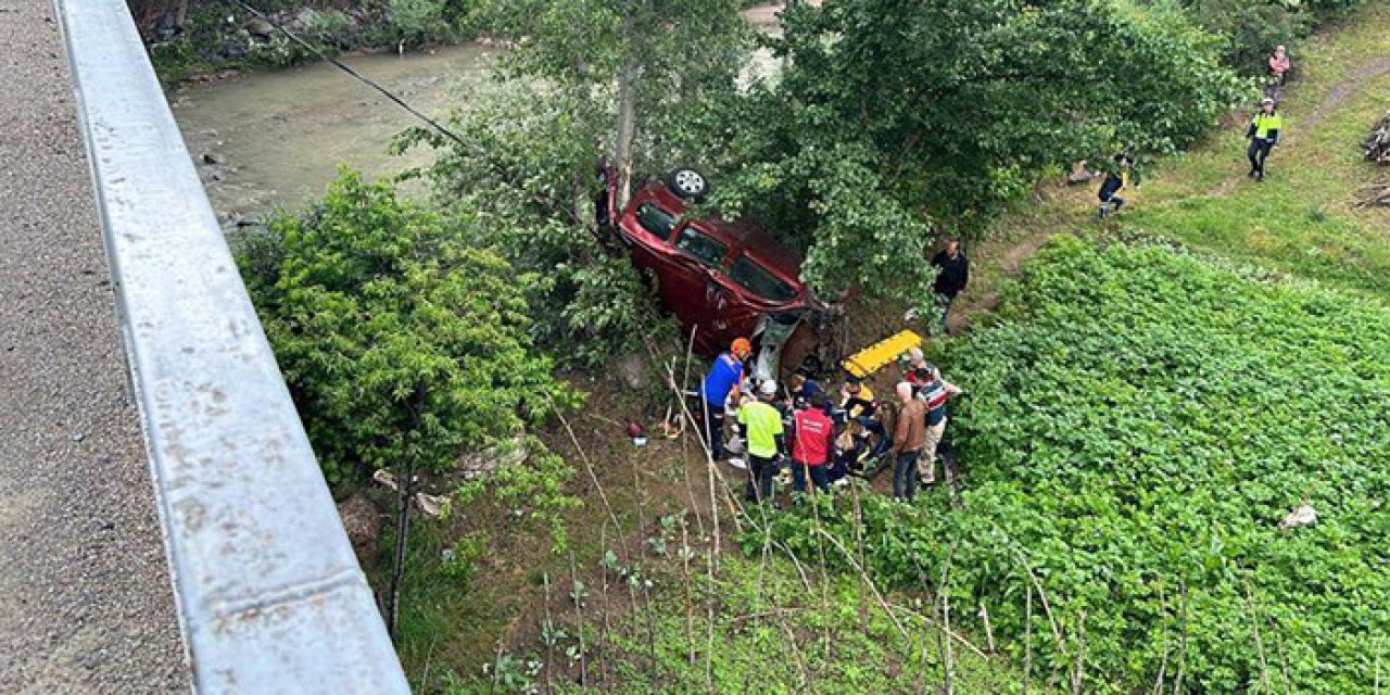 Trabzon plakalı araç Harşit Çayı'na düştü! Ölü ve yaralılar var