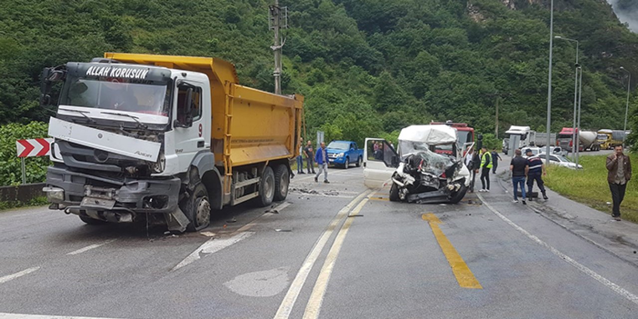 Giresun'da minibüs ile kamyon çarpıştı! 1 ölü